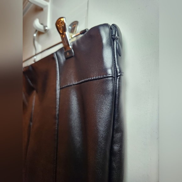 ANN TAYLOR Black Faux Leather Pant Womens Size 10 Side Zip - Picture 3 of 6